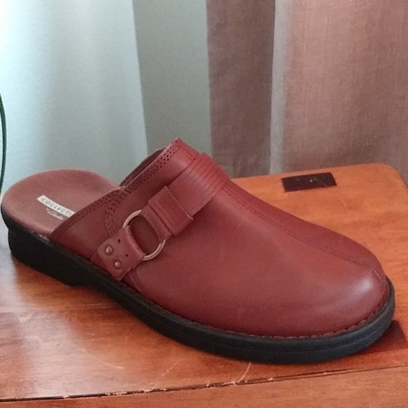 clarks clogs wide width